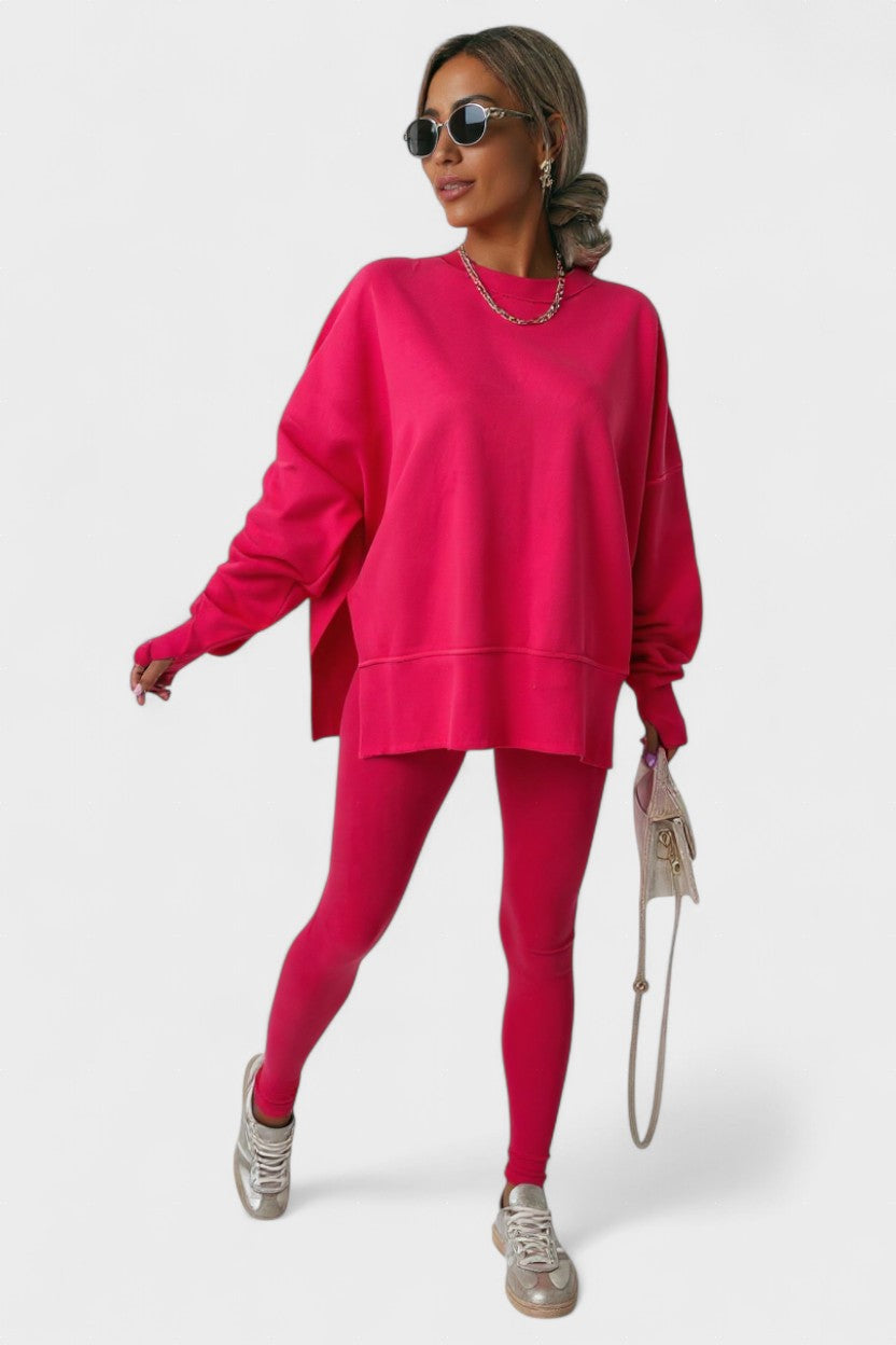 Modella indossa completo due pezzi donna oversize per un look casual chic e confortevole.