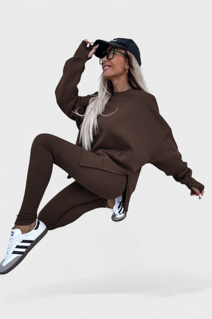 Outfit elegante con completo due pezzi donna oversize, perfetto per occasioni speciali o lavoro.