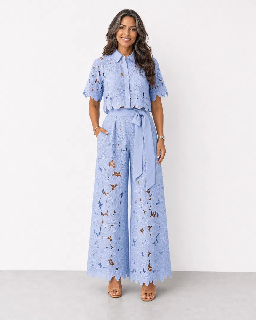 Moda primavera estate: completo due pezzi donna con top crop in pizzo e pantalone palazzo, look chic.