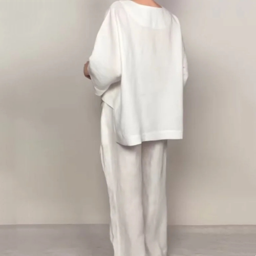 Abito due pezzi donna comodo e rilassato, perfetto per il tempo libero o occasioni casual eleganti.