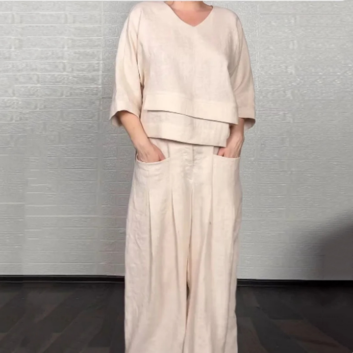 Completo donna estivo due pezzi in tessuto leggero, dal design oversize e con tasche, per massima versatilità.