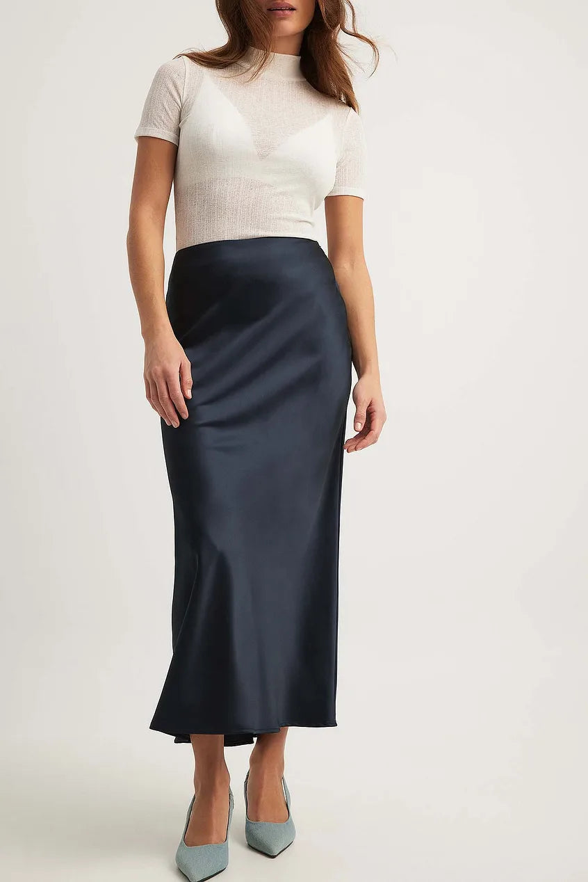Completo elegante femminile nero, due pezzi, vita alta, vestibilità fluida per il massimo comfort.