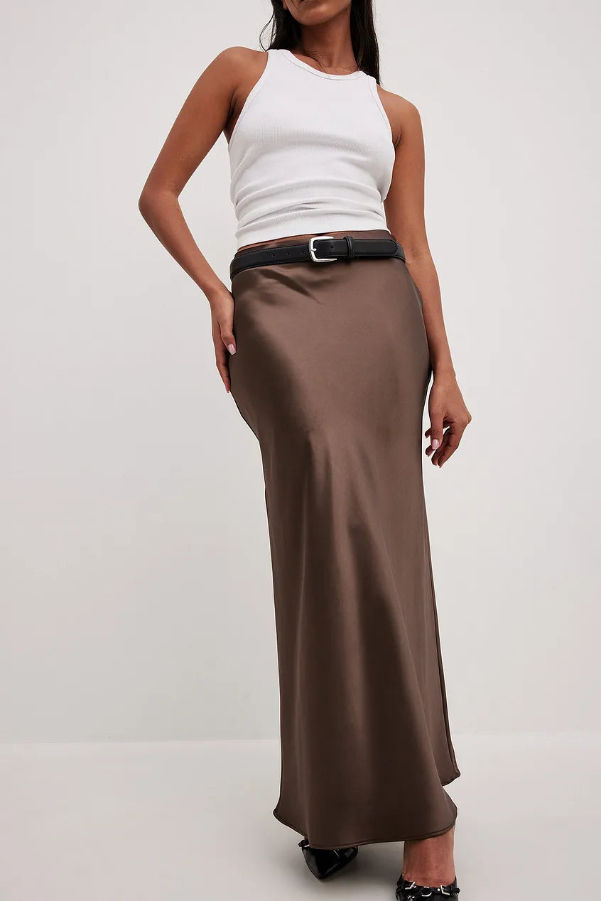 Completo due pezzi donna marrone, vita alta, stile fluido, ideale per un look sofisticato e moderno.