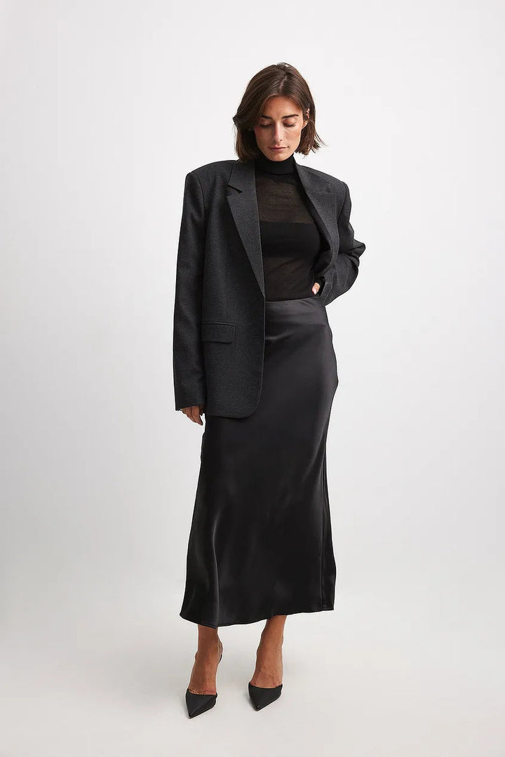 Outfit femminile due pezzi blu scuro, vita alta, stile fluido, perfetto per look casual chic.