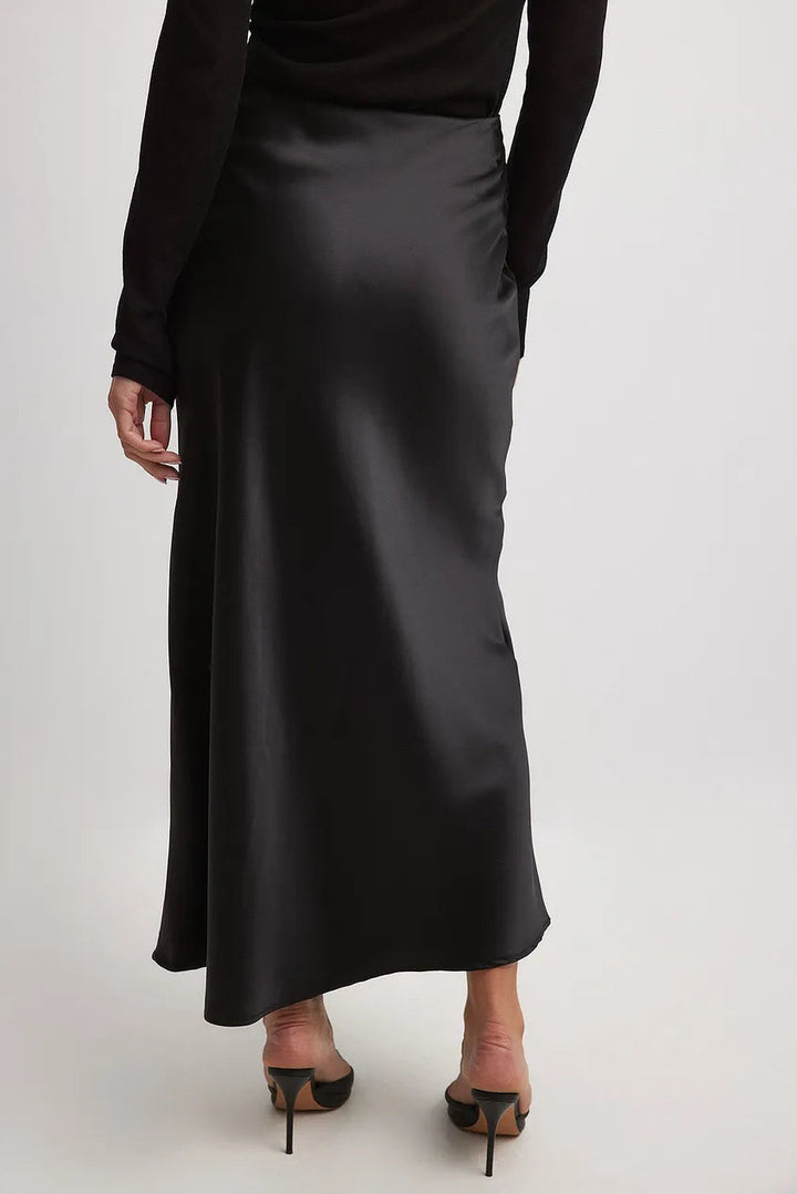 Completo donna marrone due pezzi, vita alta, linea fluida, ideale per un look moderno e confortevole.