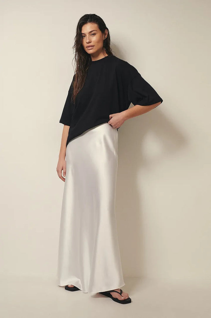Set due pezzi donna nero con pantalone vita alta e top fluido, moda femminile contemporanea.
