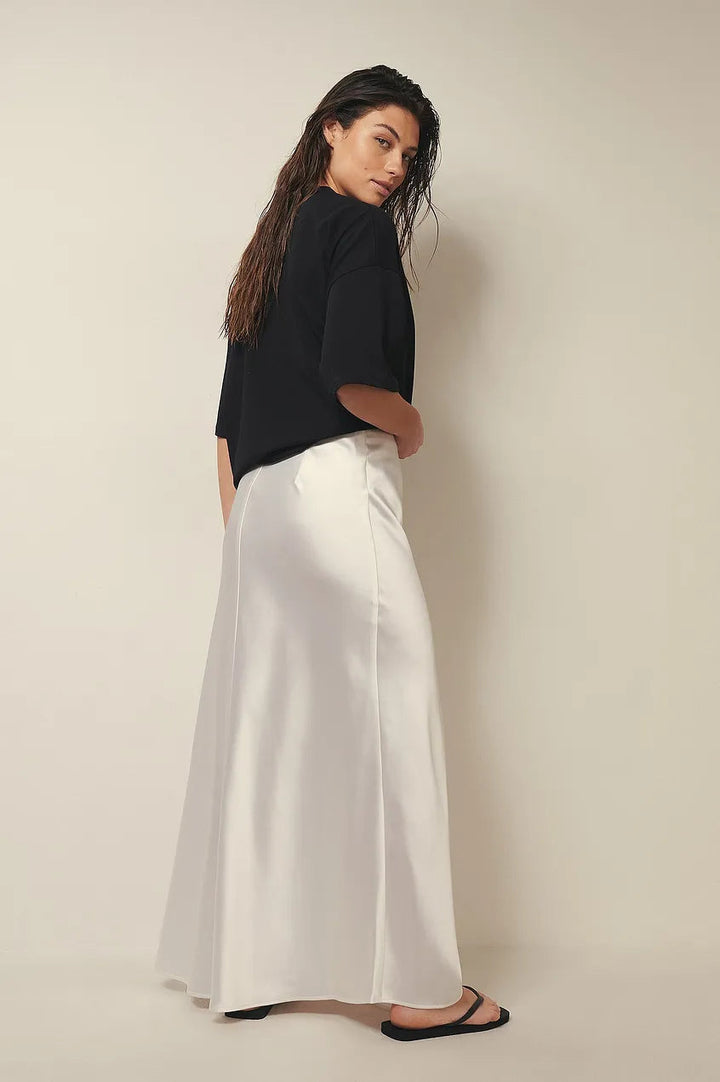 Abbigliamento donna: completo due pezzi elegante, vita alta e linea fluida, disponibile in vari colori.