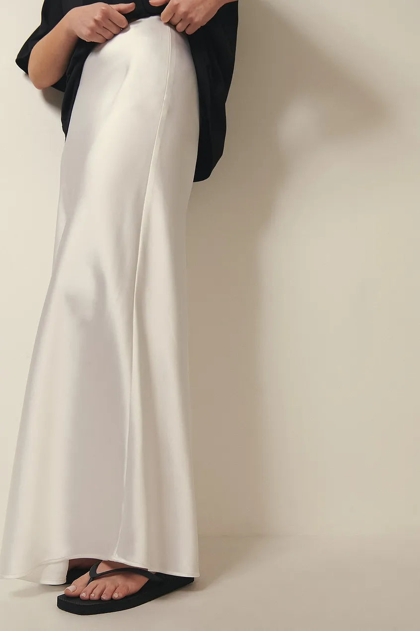 Completo donna blu scuro, due pezzi, vita alta, pantalone fluido e blusa coordinata per outfit chic.