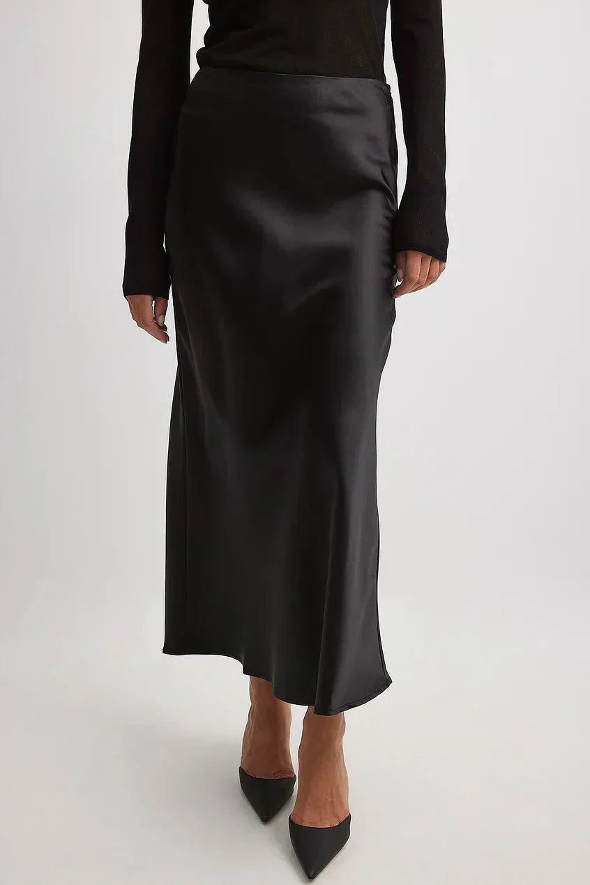 Completo donna due pezzi nero, vita alta e linea fluida, elegante e versatile per ogni occasione.
