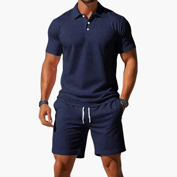 Set uomo coordinato primavera/estate: polo a maniche corte e shorts casual per un look estivo.