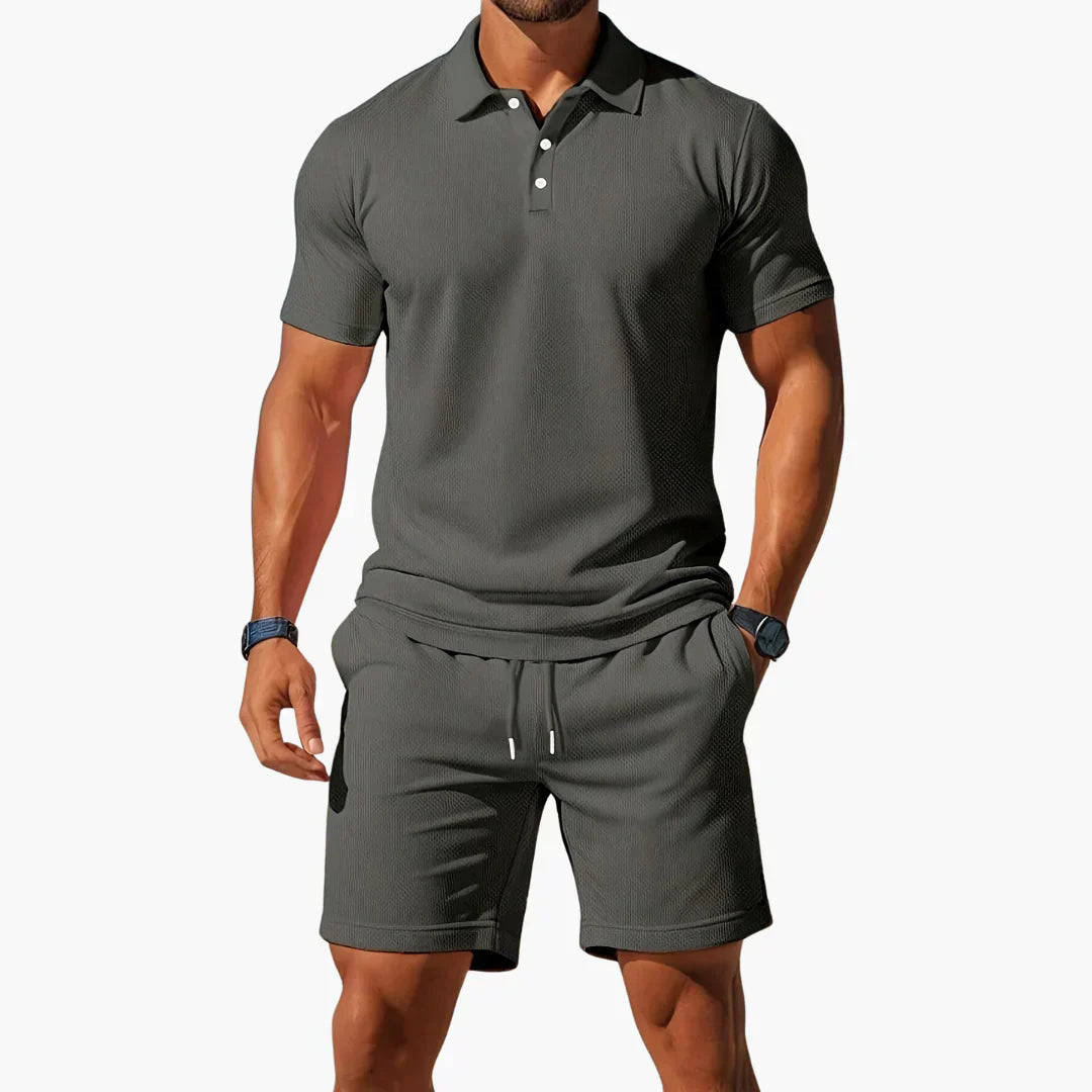 Shorts uomo coordinati con polo, un completo estivo casual due pezzi perfetto per la moda uomo SS.