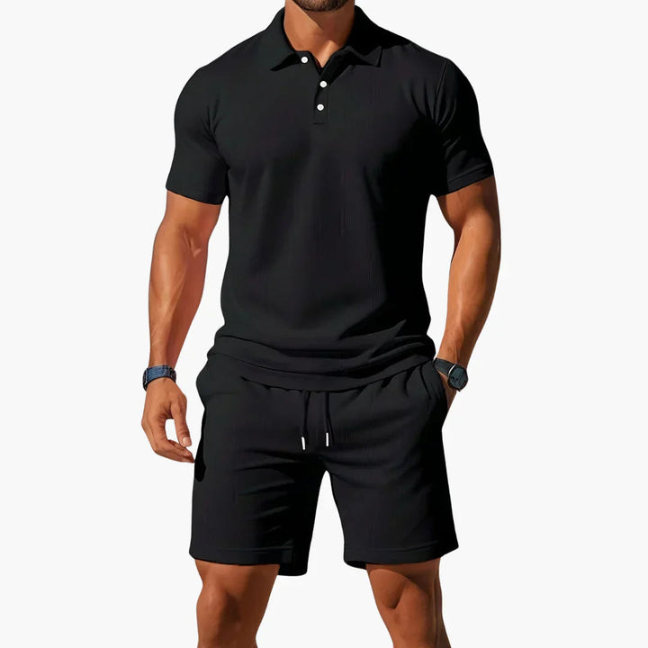 Abbigliamento estivo uomo casual: completo due pezzi con polo e shorts, perfetto per il tempo libero.