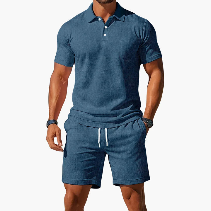 Completo casual chic uomo: due pezzi con polo e shorts, ideale per un look estivo moderno e confortevole.