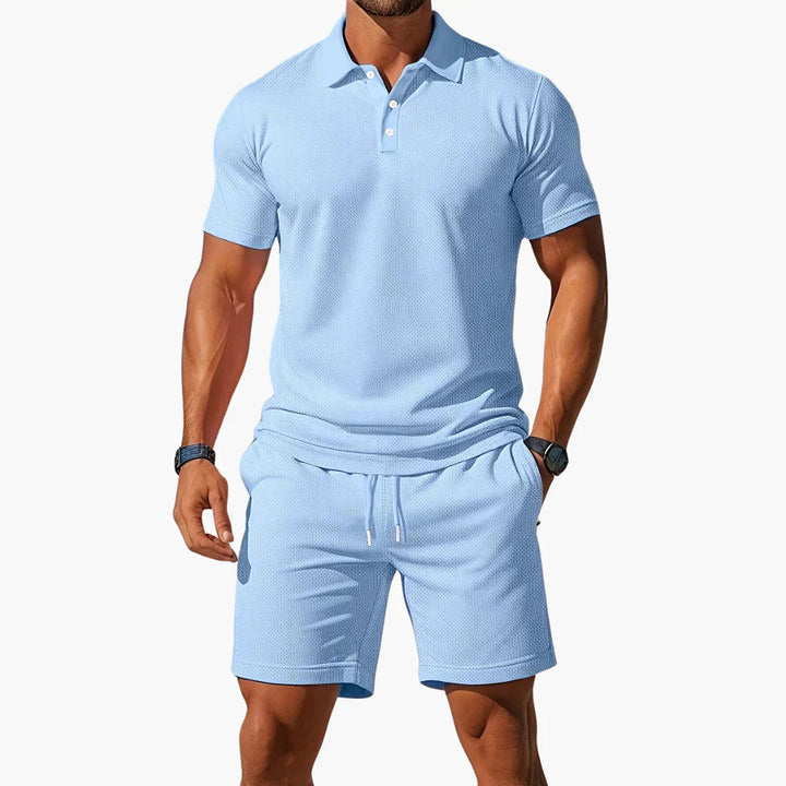 Completo due pezzi uomo estivo con polo casual e shorts coordinati, ideale per la primavera/estate.