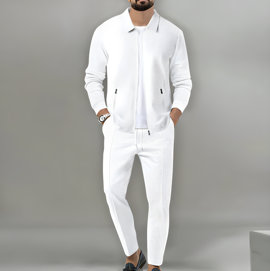 Giacca uomo con zip e collo alto in tessuto a rilievo, parte del completo due pezzi. Stile elegante e confortevole maschile.