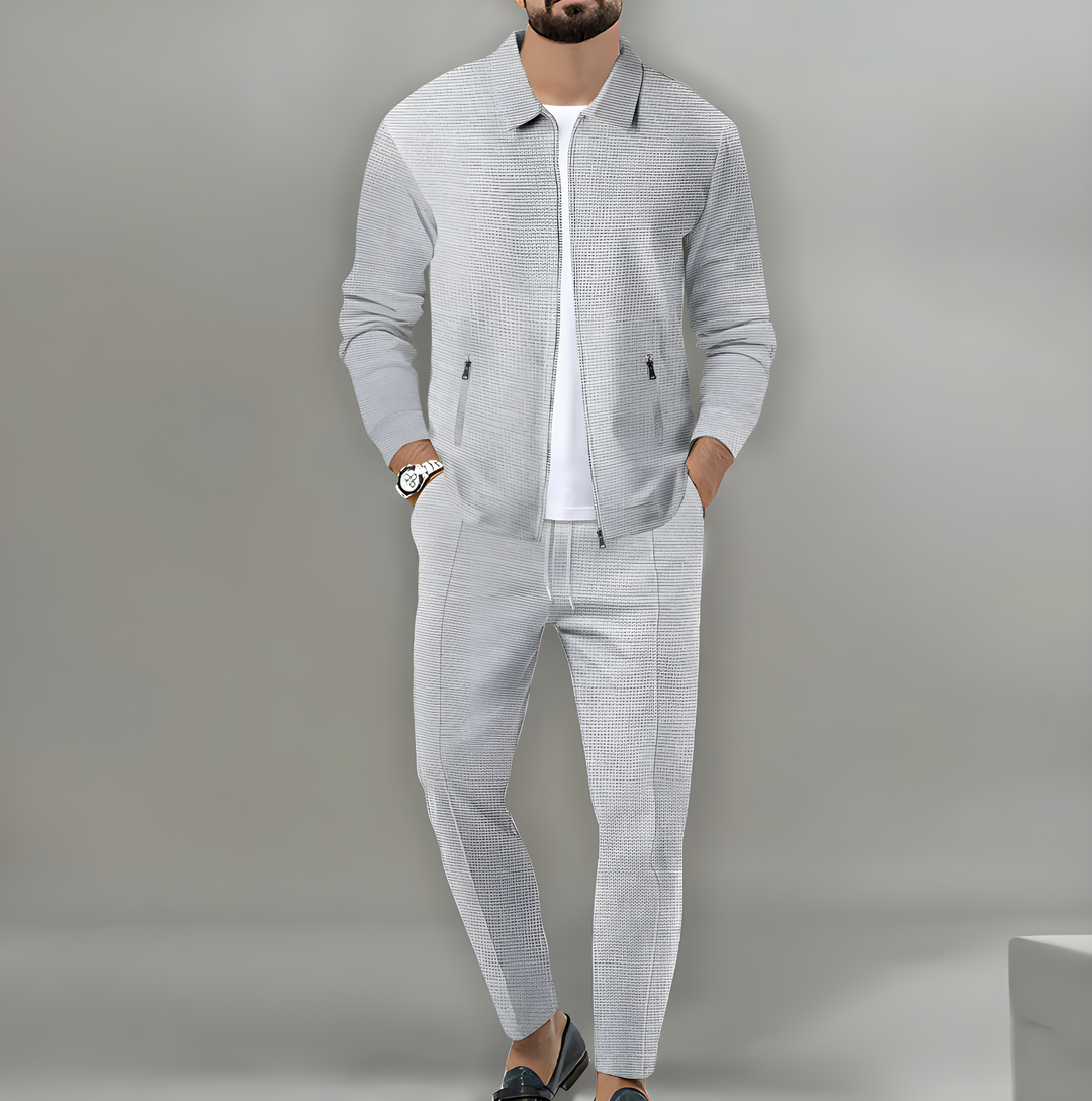 Pantaloni coordinati con coulisse e texture a rilievo, abbinati alla giacca zip del completo uomo. Ideali primavera/autunno.