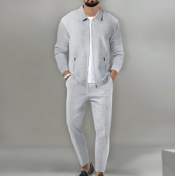 Pantaloni coordinati con coulisse e texture a rilievo, abbinati alla giacca zip del completo uomo. Ideali primavera/autunno.