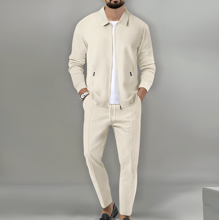 Completo due pezzi uomo elegante, giacca con zip e pantaloni coordinati. Look maschile alla moda per autunno e primavera.