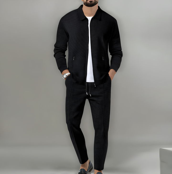 Completo due pezzi uomo casual, giacca con zip e pantaloni coordinati in tessuto a rilievo. Look confortevole primavera/autunno.