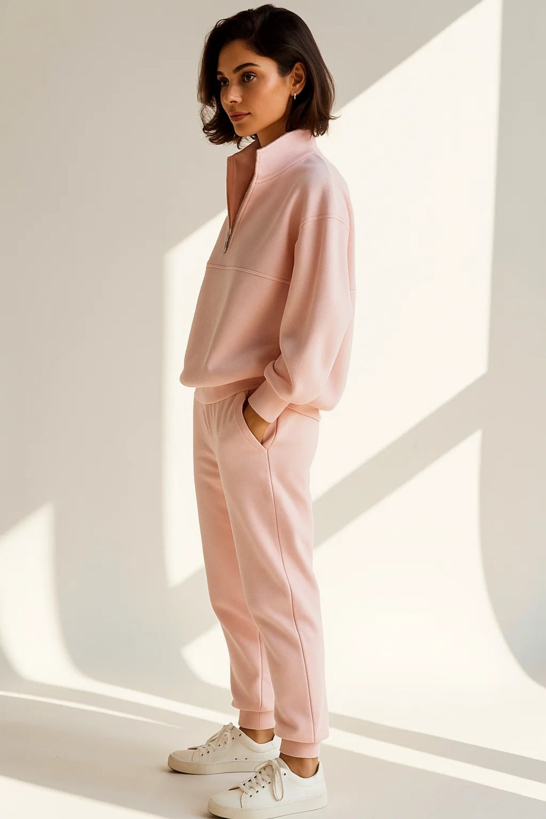 Set coordinato donna: felpa con cappuccio e jogger in cotone. Ideale per athleisure e stile casual.