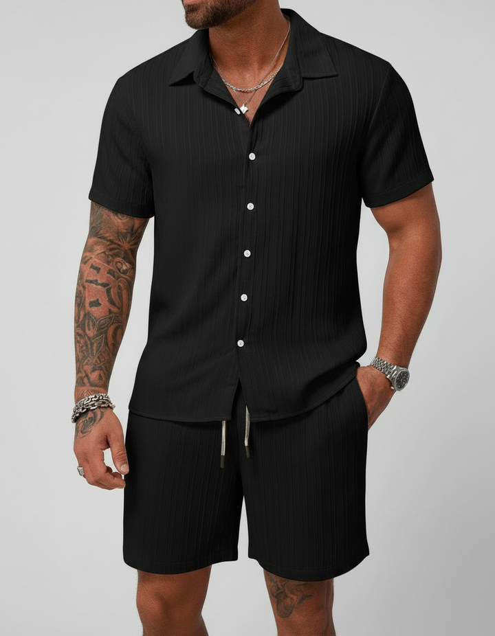 Outfit estivo uomo casual, perfetto per vacanze, tempo libero e relax. Camicia e pantaloncini alla moda coordinati.