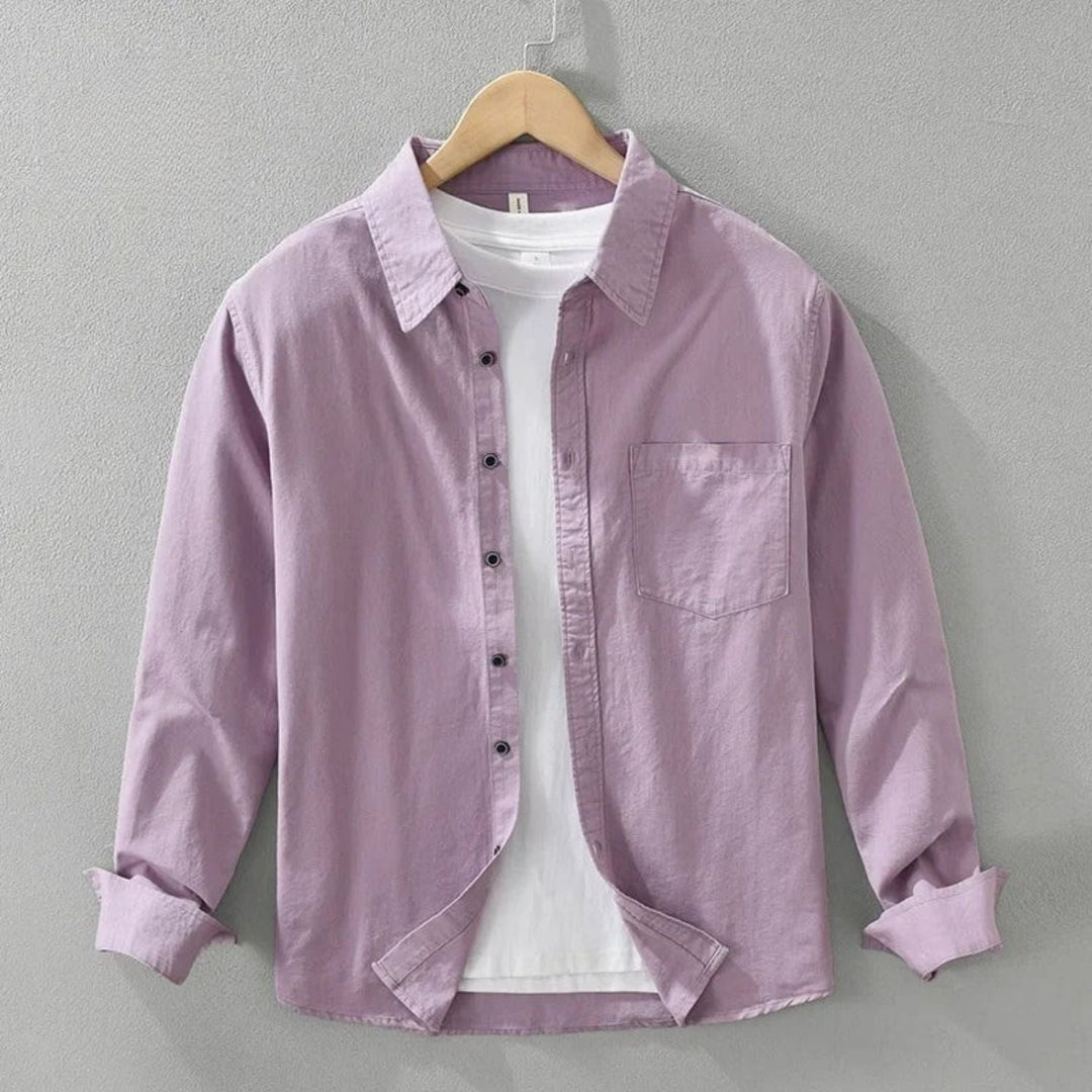 Camicia uomo a maniche lunghe viola, ideale per outfit casual chic quotidiani in primavera e autunno.