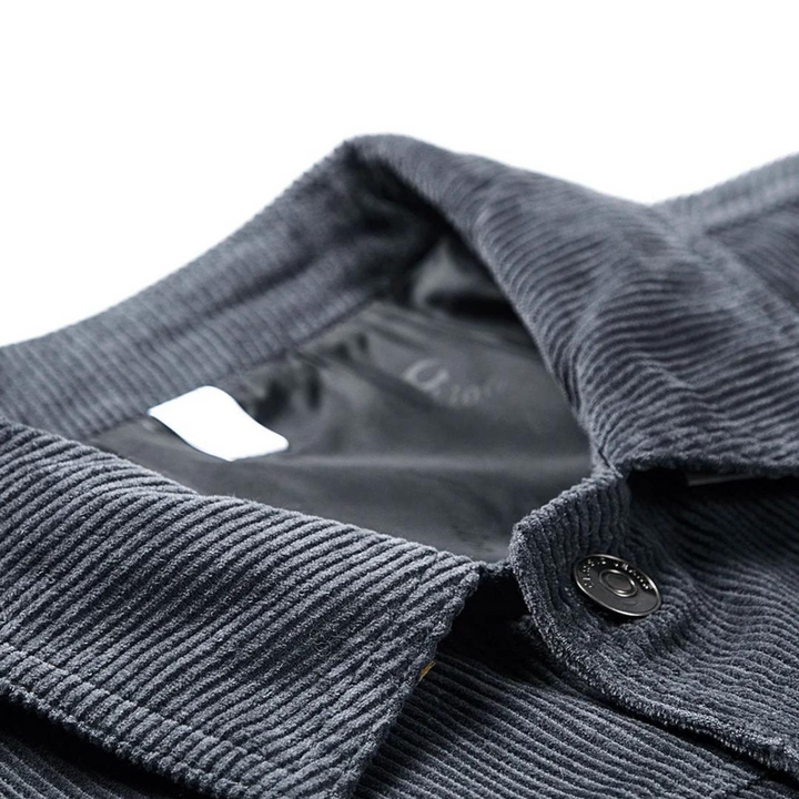 Giacca uomo in velluto a coste, casual ma elegante, offre un look distintivo per le mezze stagioni.