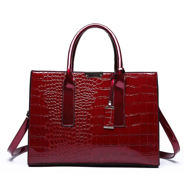 Borsa a mano donna elegante effetto coccodrillo con tracolla. Similpelle di qualità, accessorio moda quotidiano e versatile per ogni outfit.