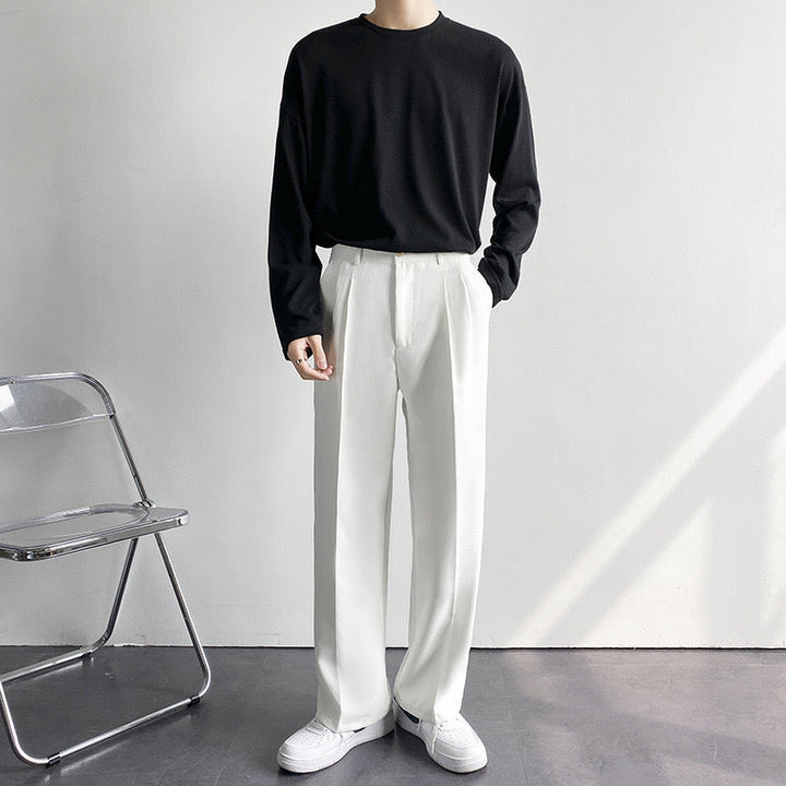 Pantaloni uomo moda slim fit con pieghe. Un capo sartoriale versatile, ideale per un look elegante, casual o da ufficio.