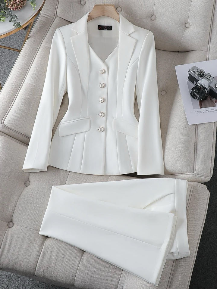 Completo donna elegante due pezzi con blazer e pantaloni regular fit. Perfetto per ufficio e cerimonie.