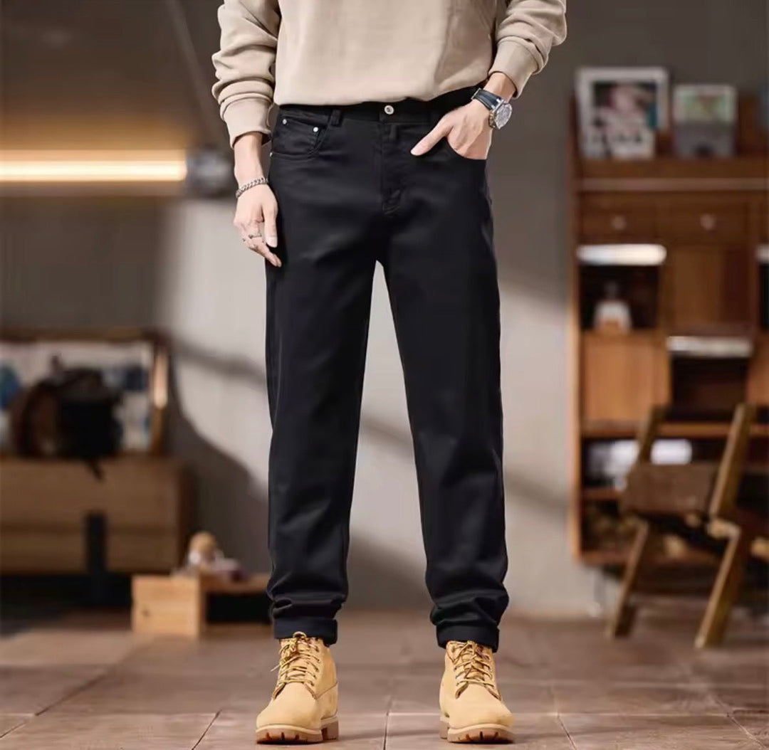 Pantaloni chino da uomo slim fit, in tessuto confortevole, perfetti per l'eleganza maschile moderna.