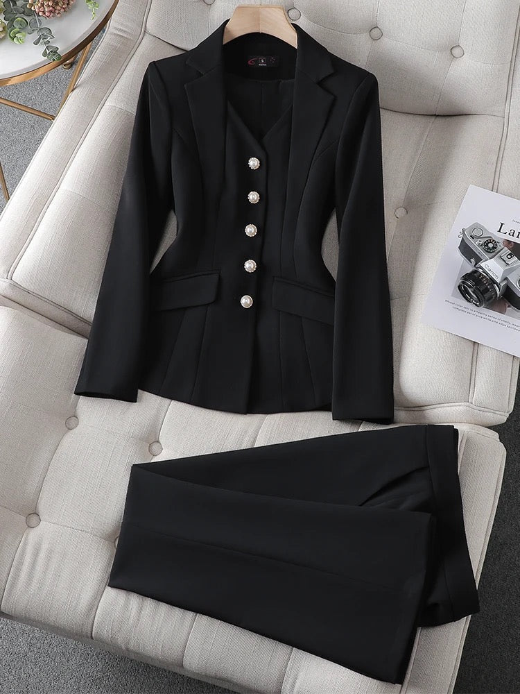 Tailleur donna professionale, composto da blazer e pantaloni eleganti, ideale per moda ufficio e formale.