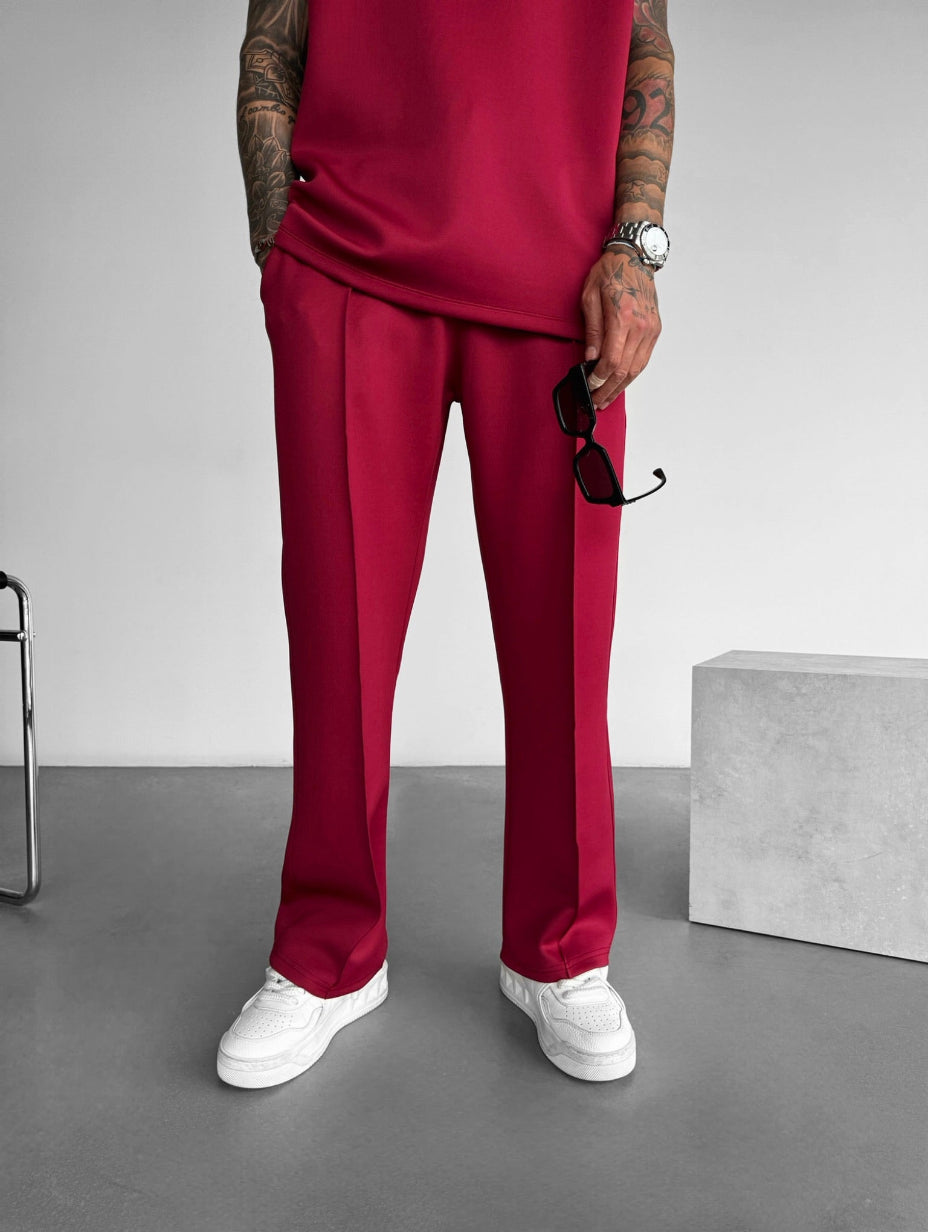 Abbigliamento uomo per la casa: completo lounge con top senza maniche e pantaloni sartoriali.