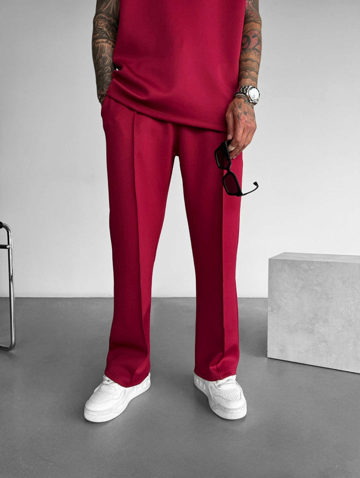 Abbigliamento uomo per la casa: completo lounge con top senza maniche e pantaloni sartoriali.