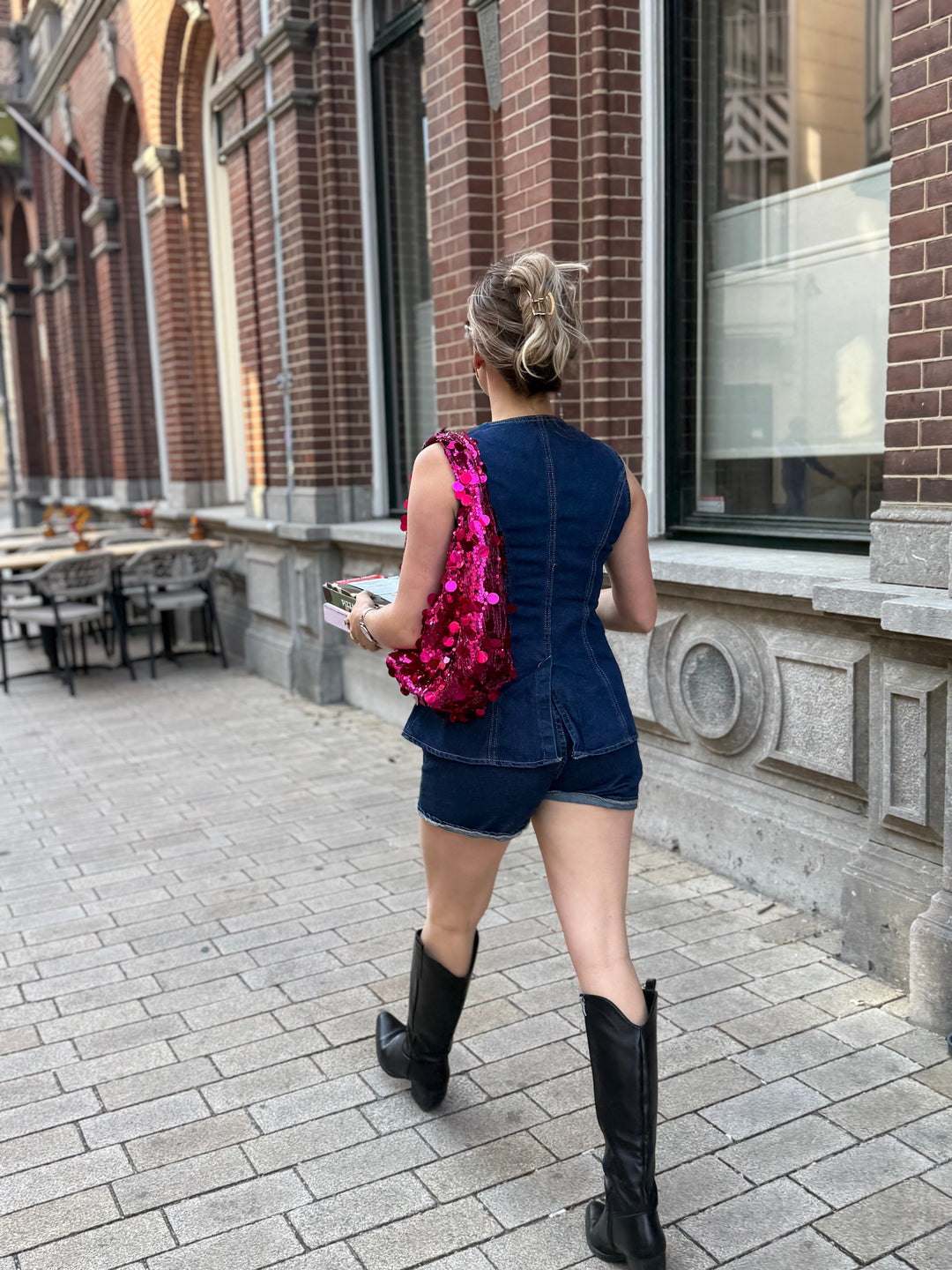 Completo donna estivo con gilet in denim blu scuro e shorts abbinati. Set casual chic perfetto per l'estate.