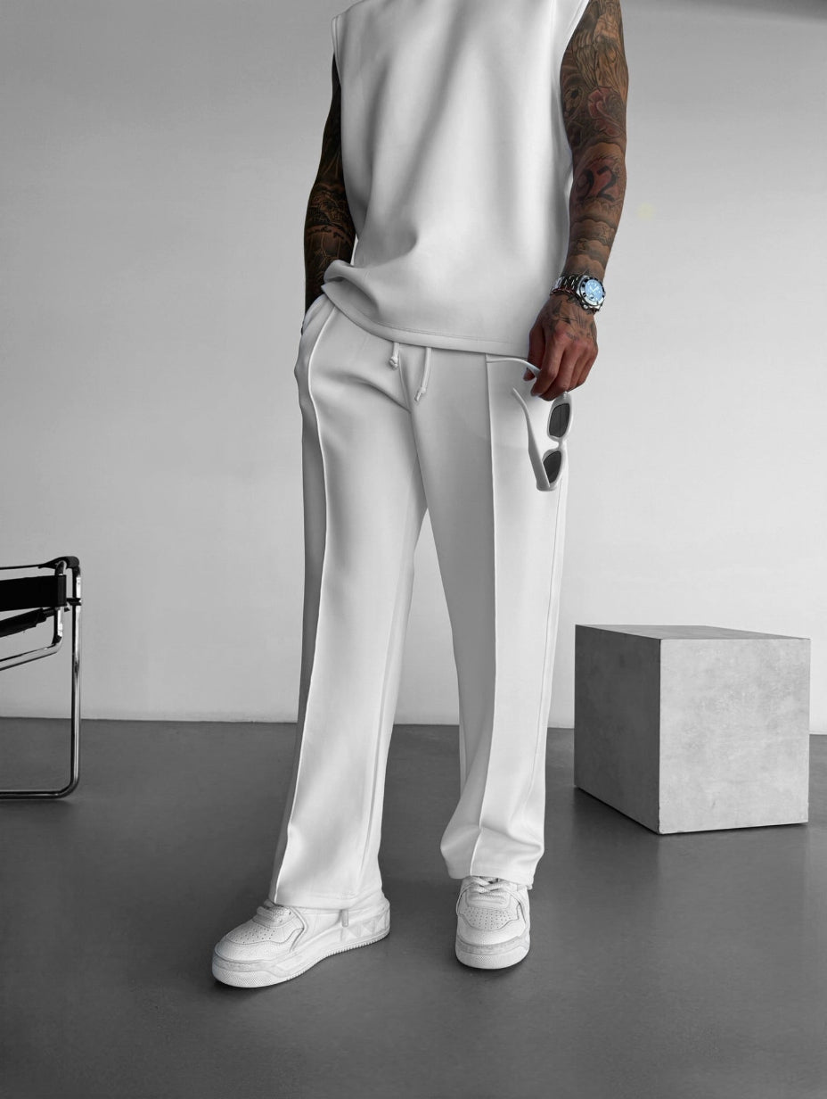 Completo lounge uomo, top senza maniche e pantaloni sartoriali, per un comfort senza pari e stile.