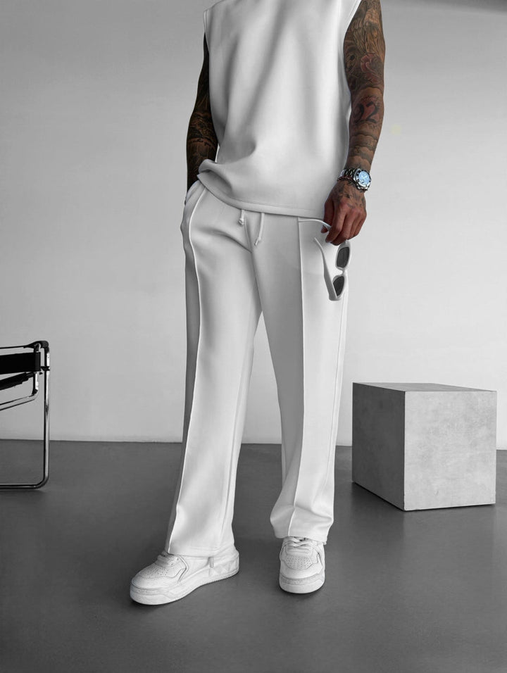 Completo lounge uomo, top senza maniche e pantaloni sartoriali, per un comfort senza pari e stile.
