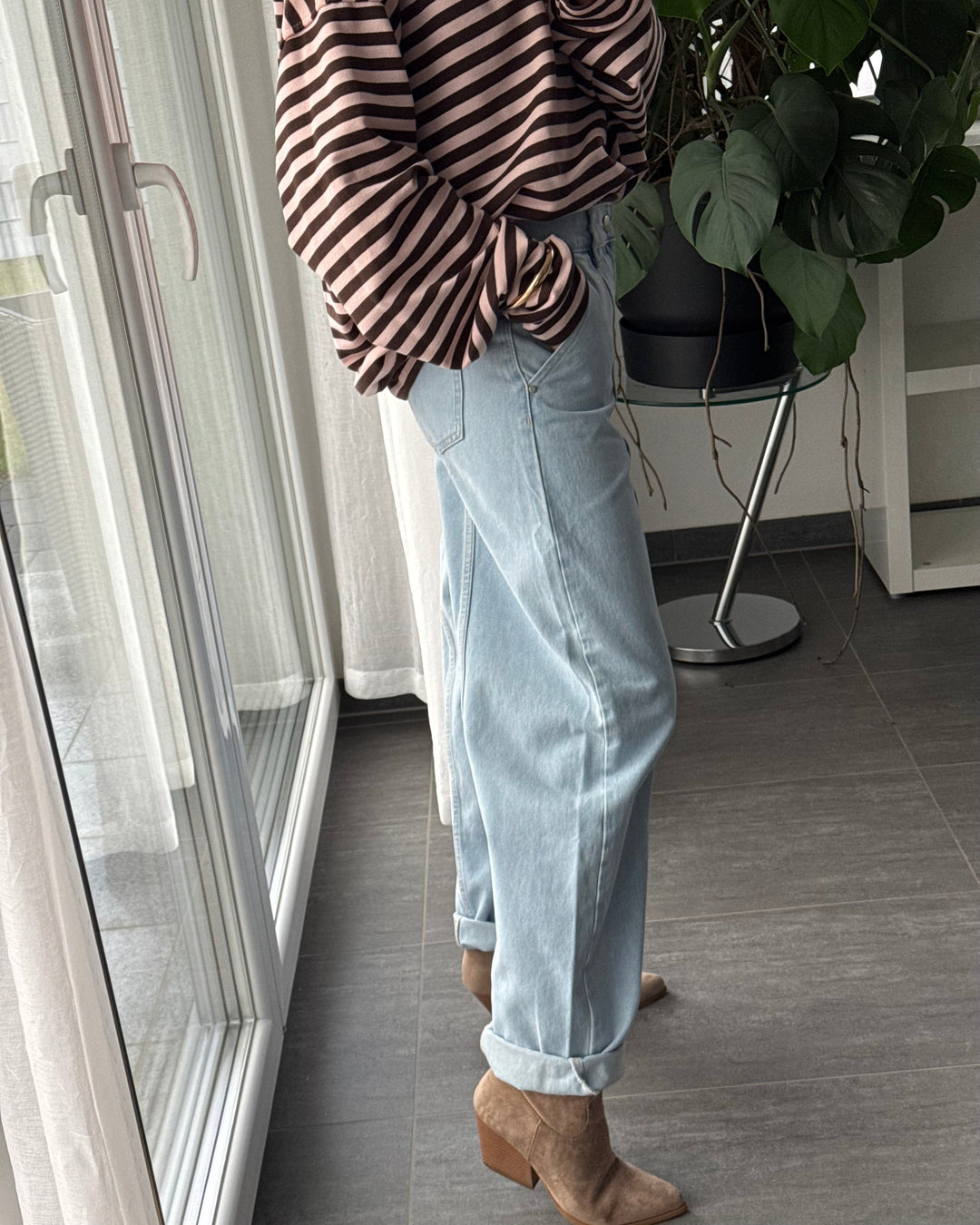 Jeans donna azzurri chiari a gamba larga, vita media. Pantaloni effetto barrel in denim per un look casual e moderno.