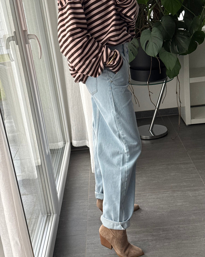 Jeans donna azzurri chiari a gamba larga, vita media. Pantaloni effetto barrel in denim per un look casual e moderno.