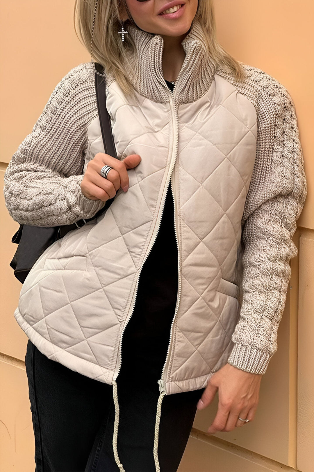 Giacca da donna con zip, stile casual strutturato, ideale per look a strati e outfit quotidiani.
