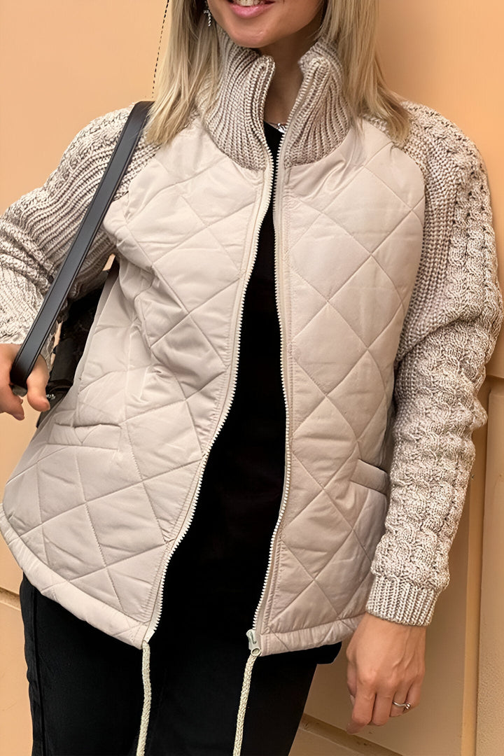 Dettaglio della zip frontale sulla giacca da donna, un elemento di moda e comfort moderno.