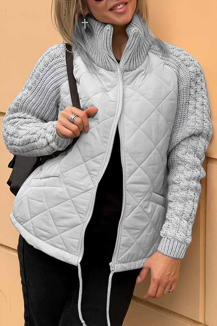 Look a strati con giacca da donna con zip, comfort e stile per l'outfit quotidiano versatile.