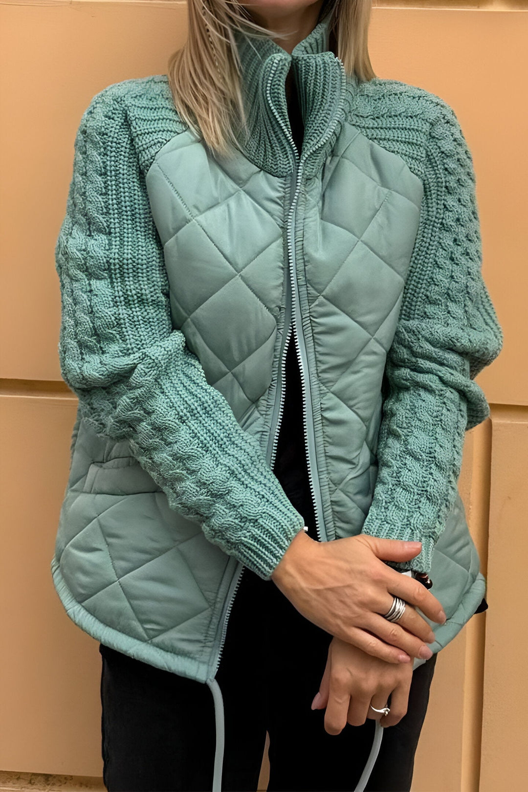 Vista posteriore della giacca donna, design moderno e vestibilità confortevole per capospalla.