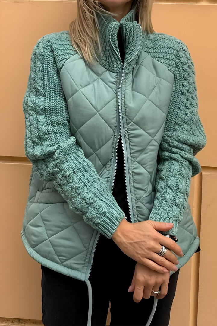 Vista posteriore della giacca donna, design moderno e vestibilità confortevole per capospalla.