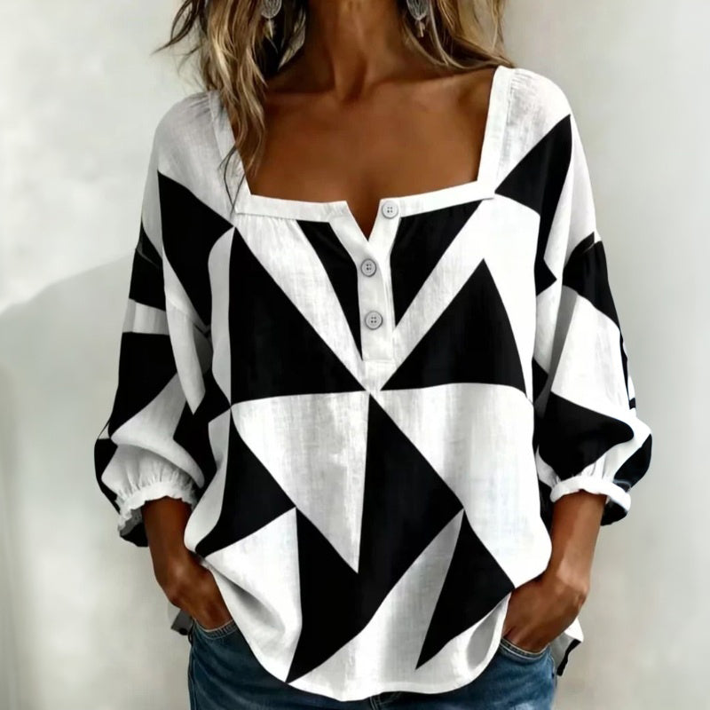 Blusa donna casual chic con fantasia geometrica, scollo quadrato e bottoni. Morbida camicetta a maniche tre quarti.