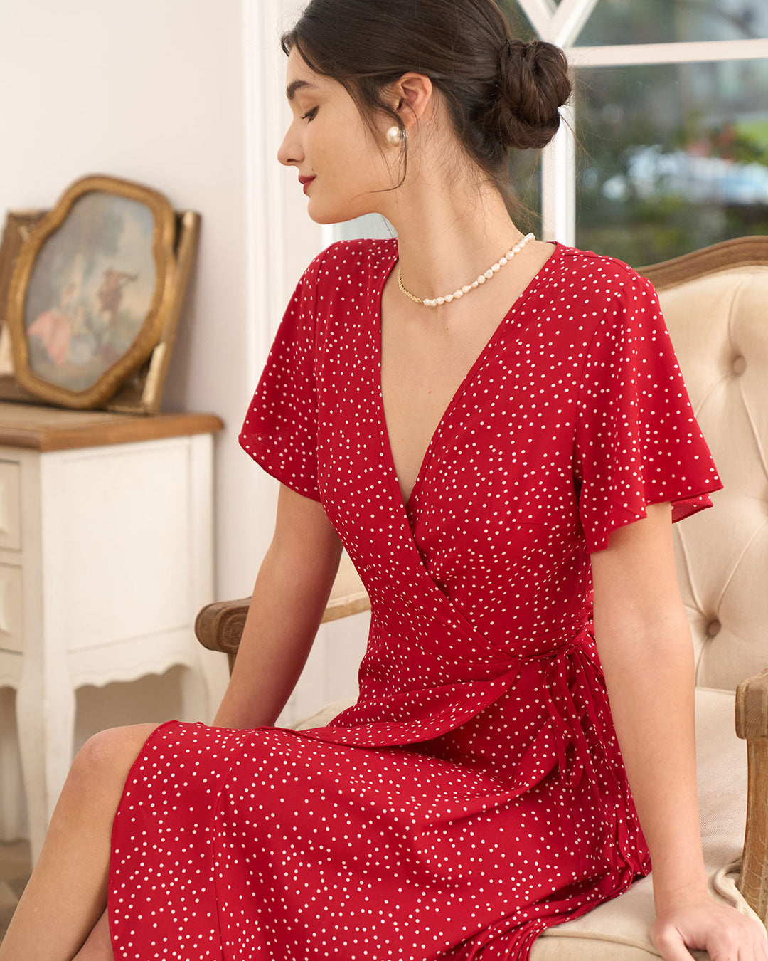 Vestito midi donna a portafoglio con vivaci pois rossi. Abito estivo elegante e versatile per ogni occasione.
