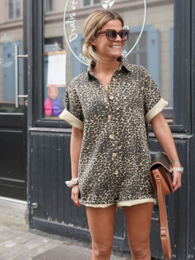 Tuta corta leopardata da donna con bottoni, elegante e comoda per le giornate estive.