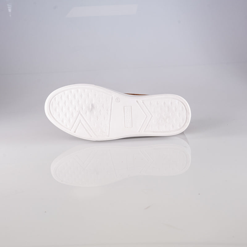 Uomo cammina con sneakers rialzate 6 cm. Altezza extra, stile casual-elegante e comfort invisibile per la moda.