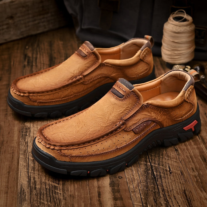 Dettaglio scarpe uomo slip-on nere, suola antiscivolo che garantisce stabilità e comfort.