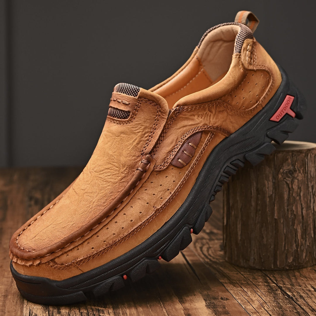 Scarpe da uomo slip-on laterali, nere, eleganti e pratiche, con suola ammortizzata per il benessere.
